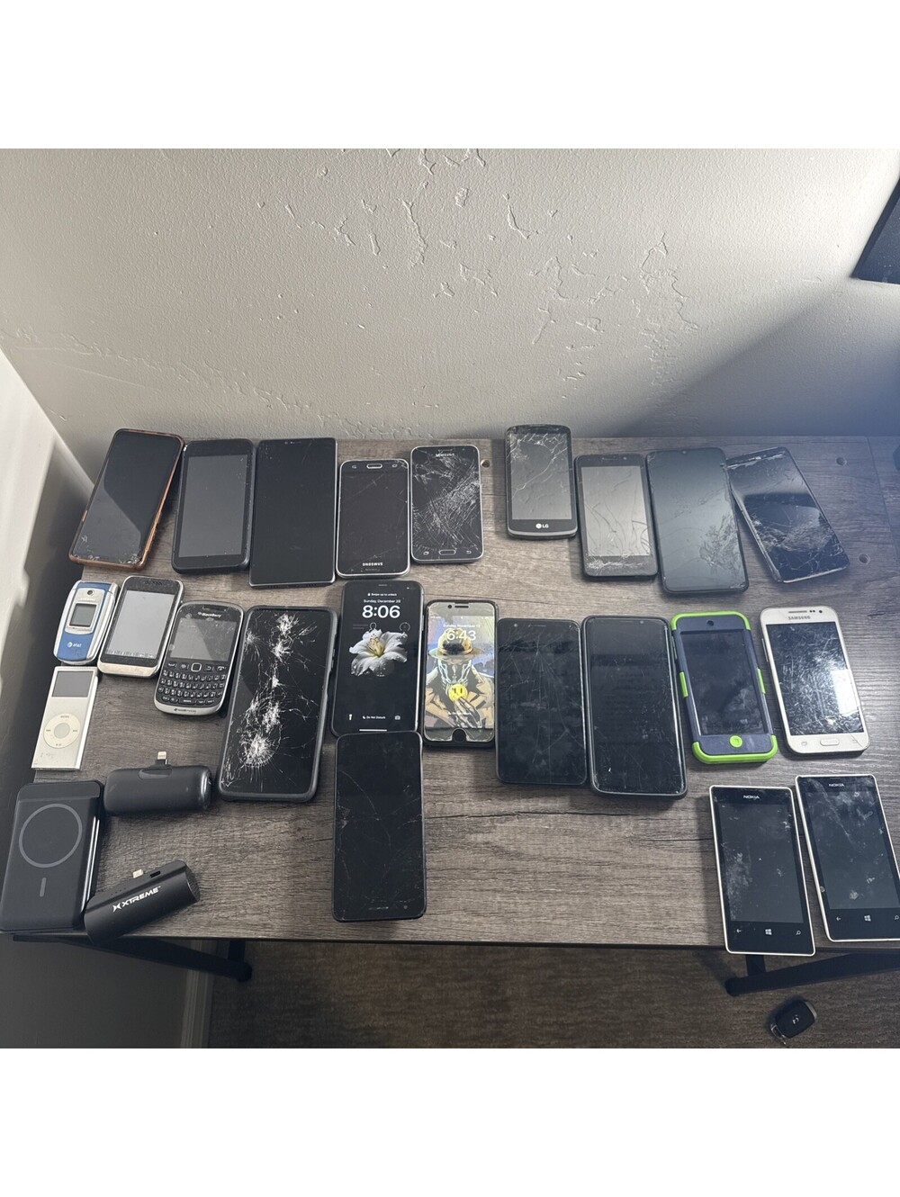 LOT OF 24 OLDER STYLE PHONES UNTESTED SAMSUNG APPLE other Devices